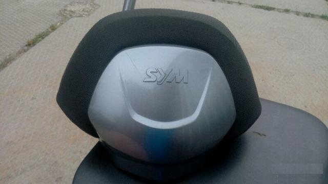 Спинка посажира новая для SYM 400i