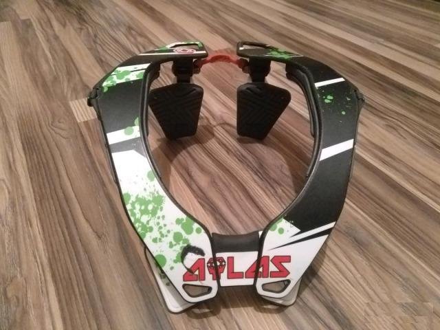 Защита шеи Atlas brace carbon