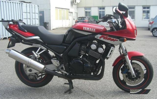 Крепеж центрального кофра Yamaha FZS 600 Fazer