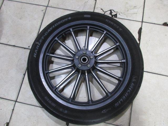 Колесо переднее Harley Davidson 883 2011 год