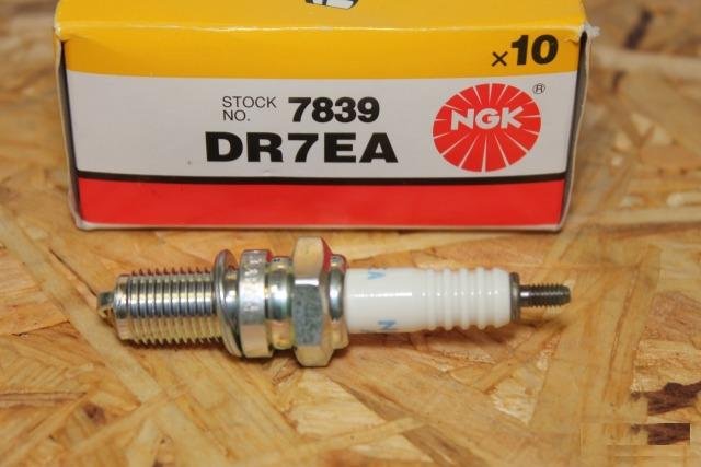 Свеча зажигания DR7EA Honda / Yamaha / Kawasaki
