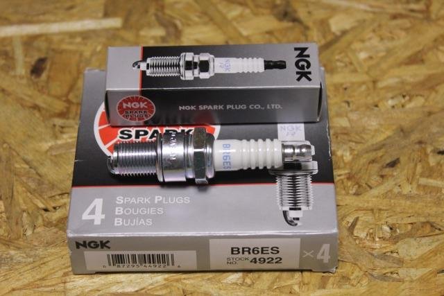 Свеча зажигания NGK BR6ES / 4922