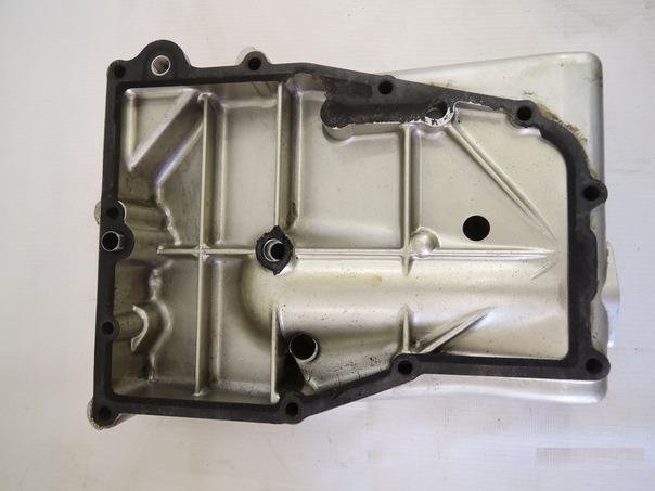 Верхняя крышка двс средняя Yamaha TDM850 1996-2001