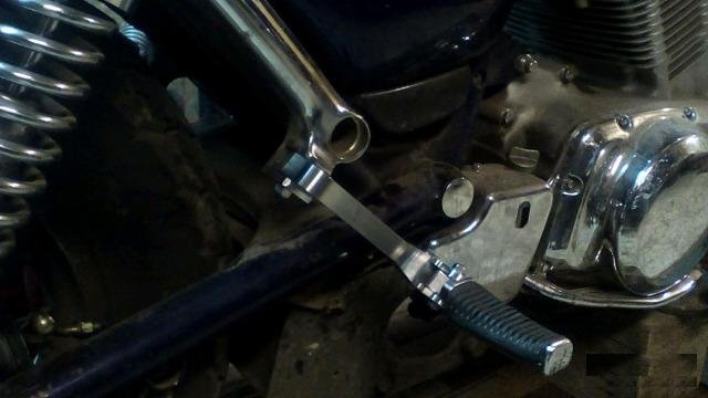 Выносы пассажирских подножек Suzuki Intruder VS