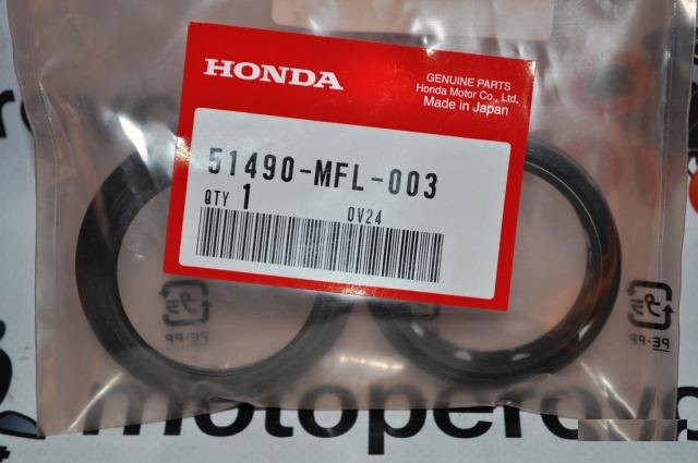 Сальник и пыльник пера вилки Honda
