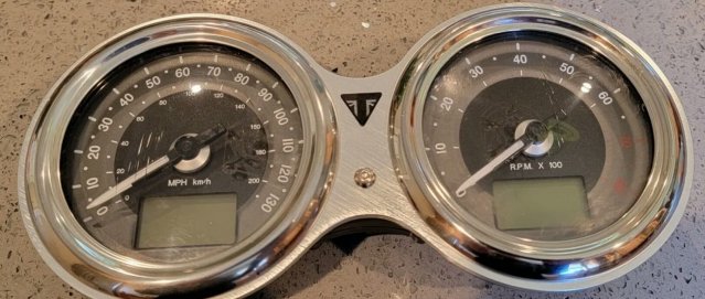 Панель приборов на Триумф Бонневиль T120