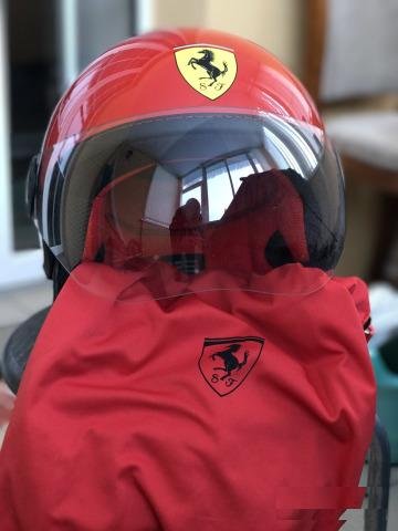 Шлем Ferrari новый