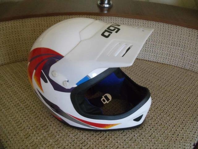 Стильный кроссовый мотошлем agv