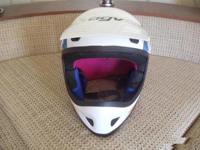 Стильный кроссовый мотошлем agv