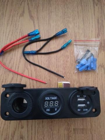 Прикуриватель с USB-зарядкой и вольтметром
