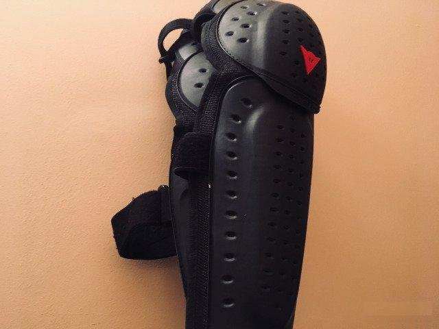 Защита колен, наколенники Dainese