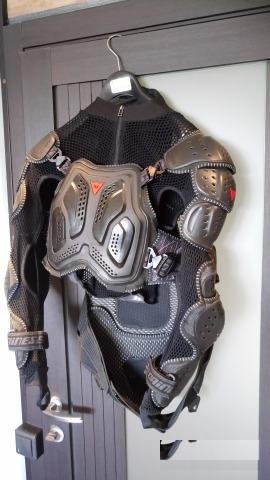 Черепаху dainese wave jacket р.M (почти новая)