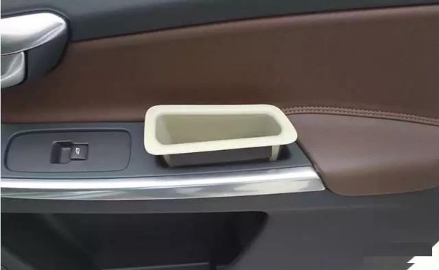 Эмблема и карманы на Volvo S60