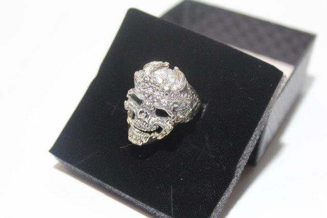 Серебряное кольцо с черепом