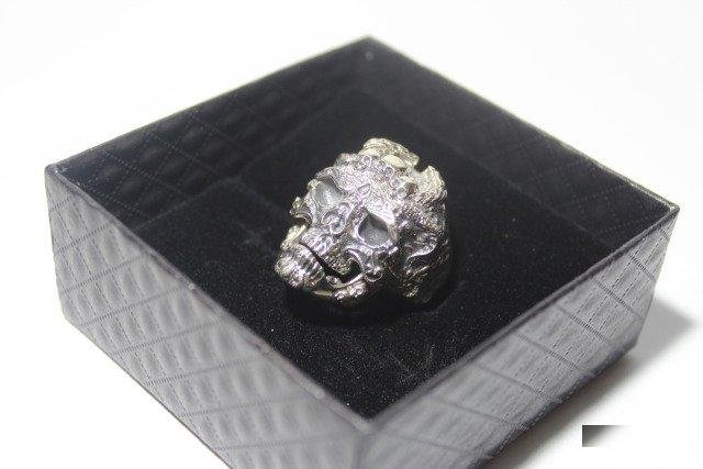 Серебряное кольцо с черепом