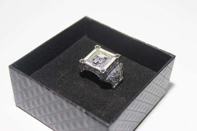 Серебряная печатка с черепом