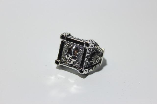 Серебряная печатка с черепом