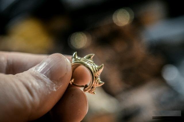 Мужская серьга WarCraft Хвост Дракона. Earring