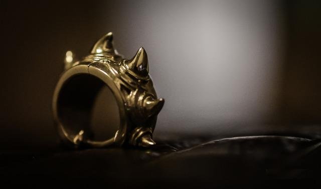 Мужская серьга WarCraft Хвост Дракона. Earring