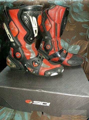 Мотошлем Shoe, Комбез Dainese, Мотоботы Sidi, нако