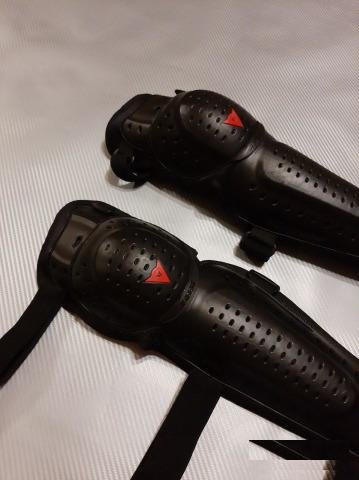 Наколенники Dainese knee