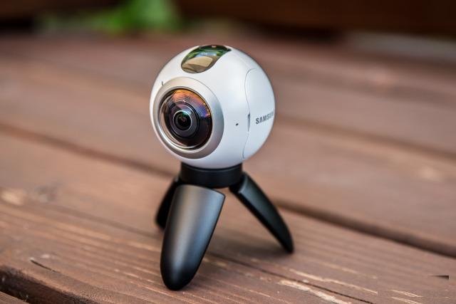 Видеокамера экшн SAMSUNG Gear 360